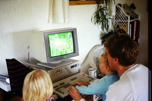 Meninos e meninas jogando video game nos anos 1980 e 1990