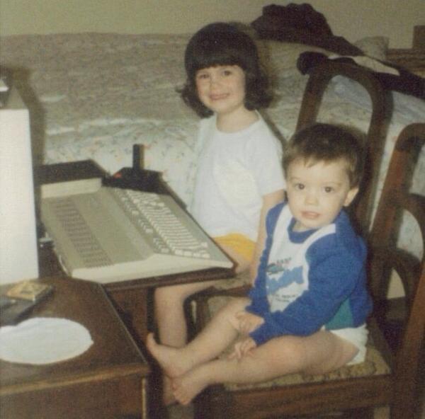 Meninos e meninas jogando video game nos anos 1980 e 1990