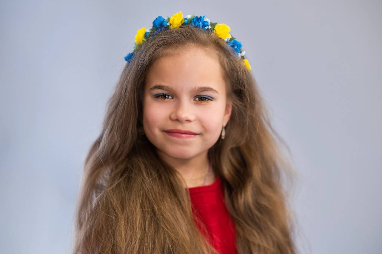 menina com cabelo solto e arco de flores