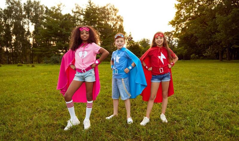 menino e meninas fantasiados de super-heróis