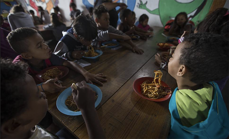Corrente do Amor: aposentada doméstica alimenta 230 crianças todos os dias em uma favela de SP.