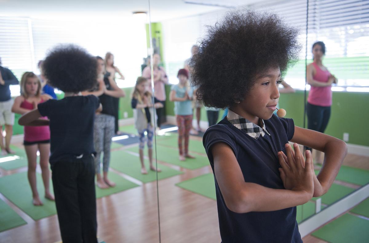 Corrente do Amor: menino de 11 anos dá aulas de yoga e doa tudo o que ganha para ajudar crianças com câncer
