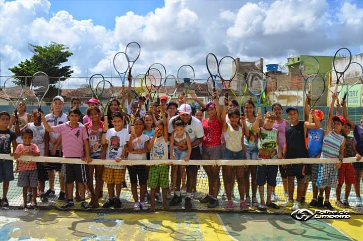 Corrente do Amor: professor põe casa à venda para continuar dando aulas de tênis para crianças carentes