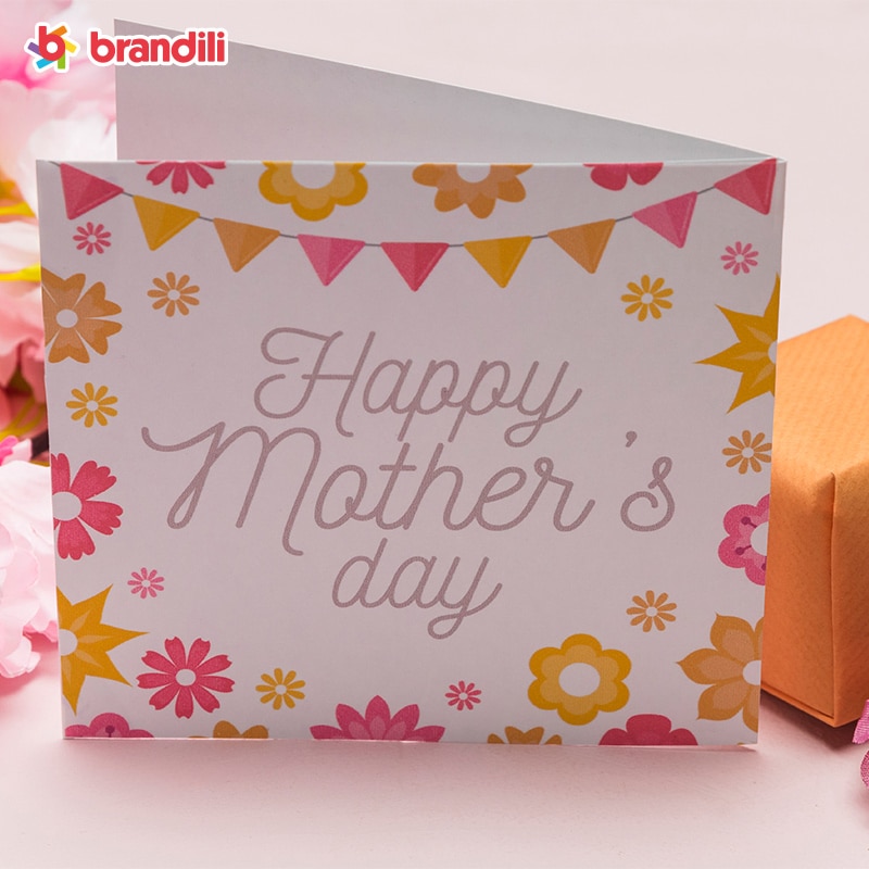 cartão para dia das mães em pé em uma mesa com flores