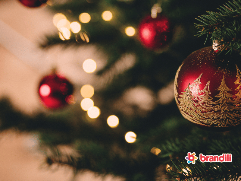 foto em close de decoração de uma árvore de natal com bolas vermelhas e douradas.