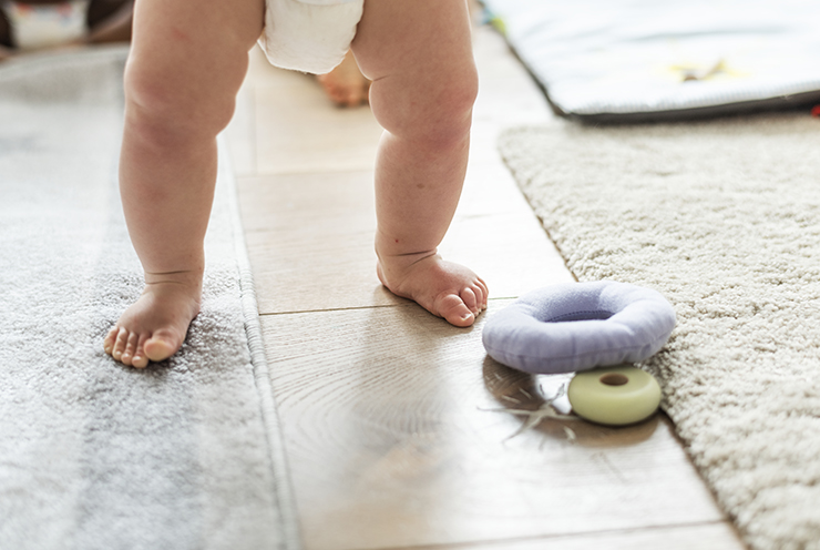 Saúde infantil: porque devemos trocar as fraldas do bebê em pé