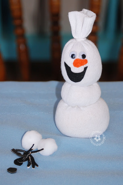 DIY: aprenda como fazer um Olaf feito de meias