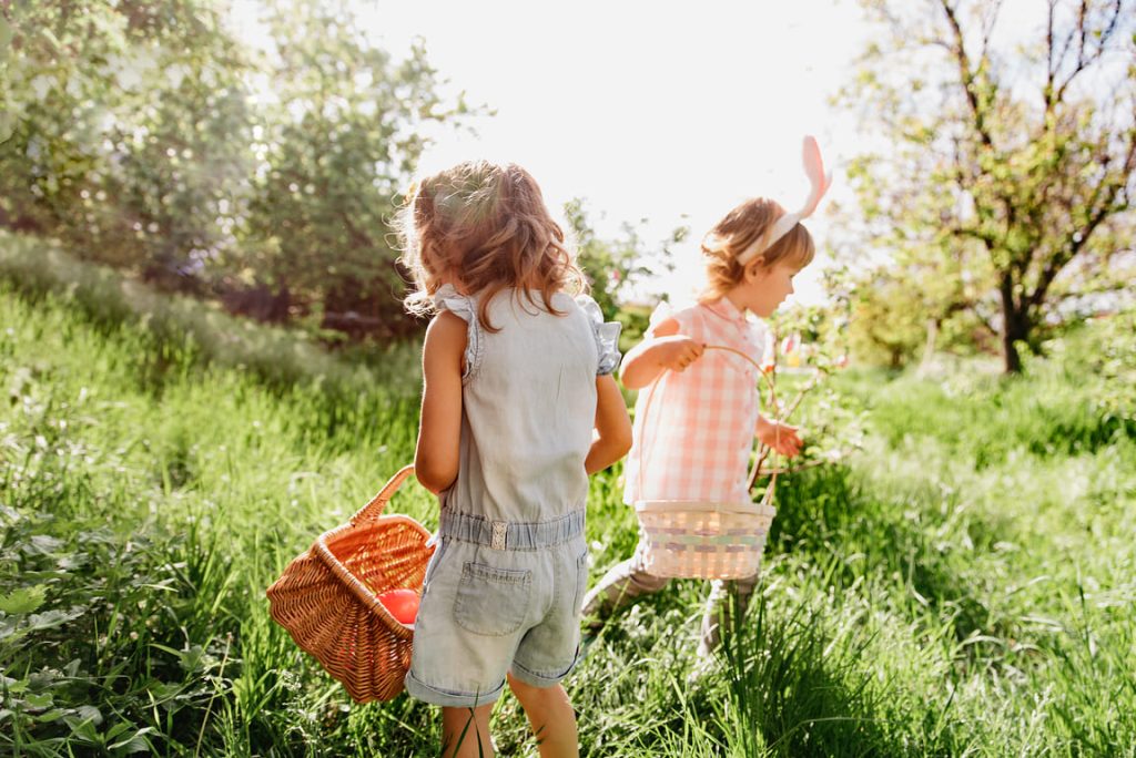 meninas brincado de caça aos ovos de páscoa