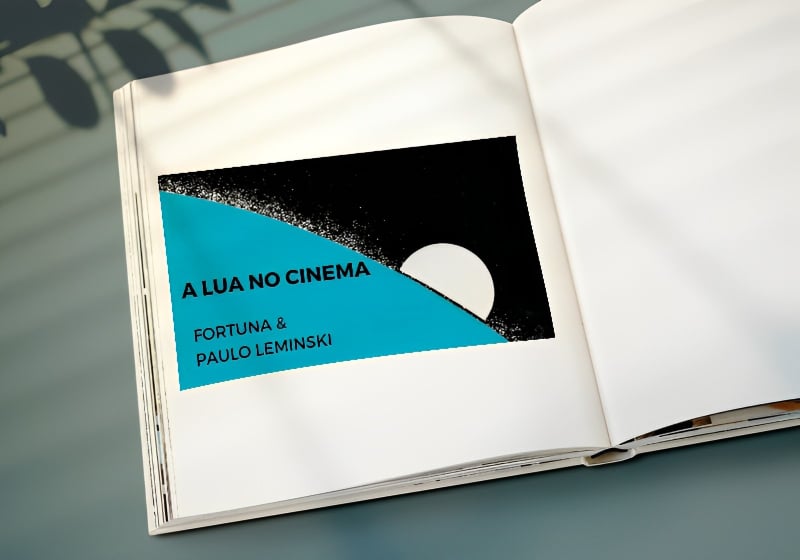 livro aberto com capa do poema a lua foi ao cinema de Paulo Leminski