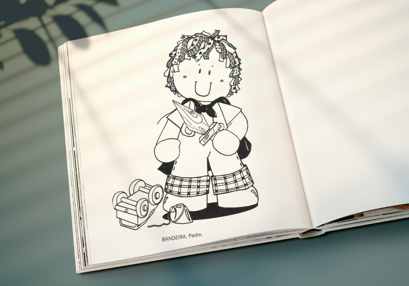 closet up de livro aberto com imagem de uma desenho de menininho referente ao poema identidade de Pedro bandeira 