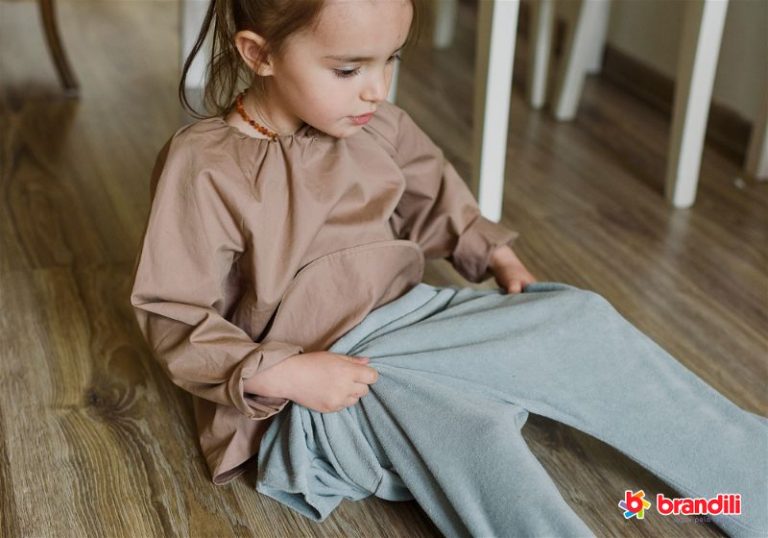 Criança se vestindo sozinha com 5 dicas simples da Brandili!Blog Moda