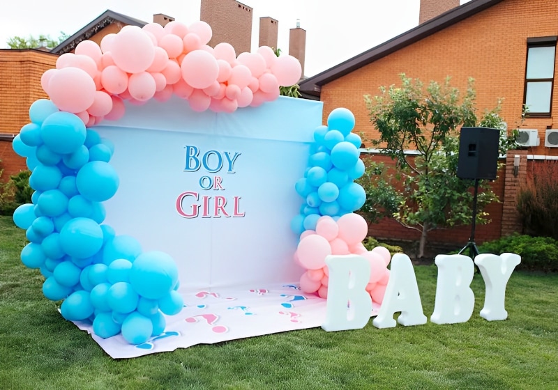 decoração de chá revelação ao ar livre com banner de boy or girl e balões azuis e rosa