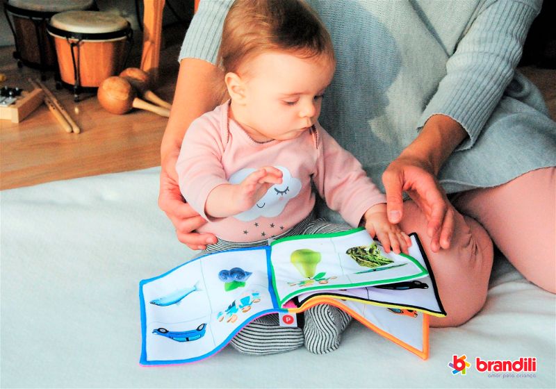 bebê vendo imagens em livro