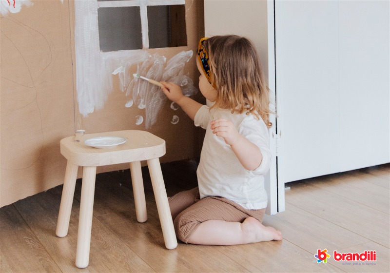 criança pintando parede