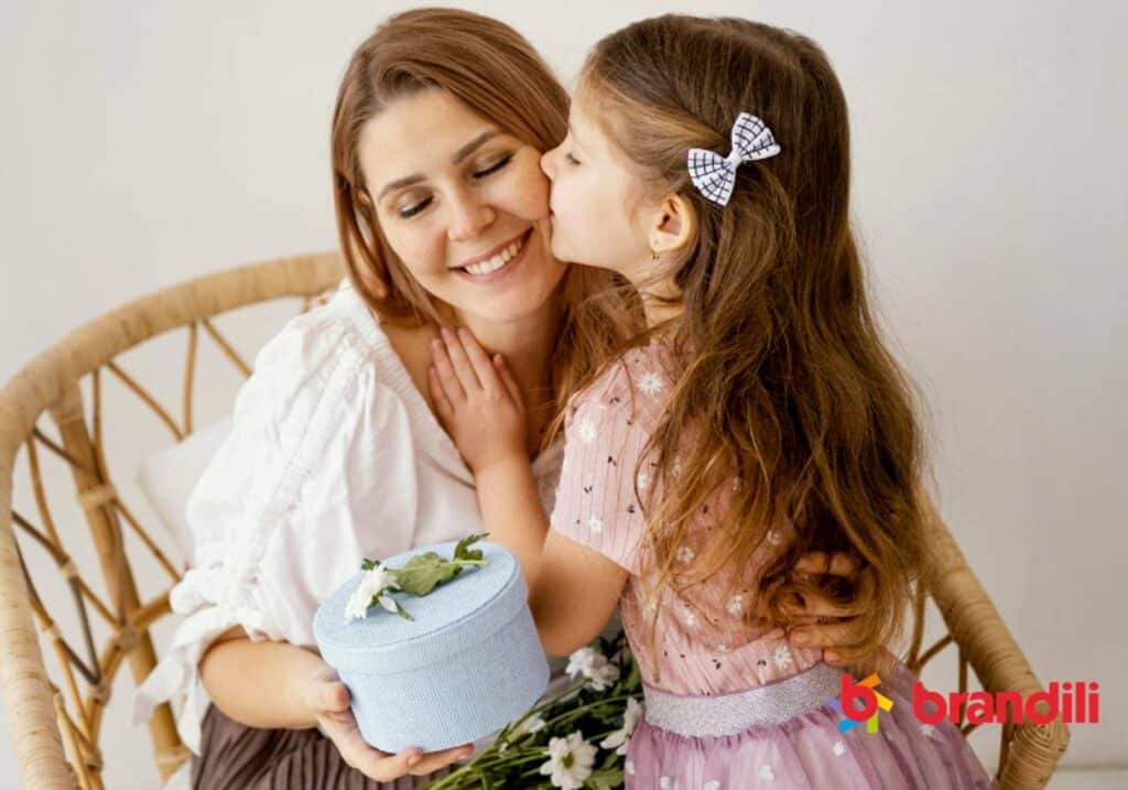 mae e filha comemorando o dia das mães