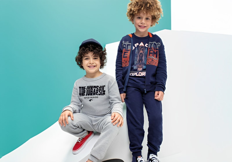 dois meninos sorridente estilos posando em fundo branco e azul 