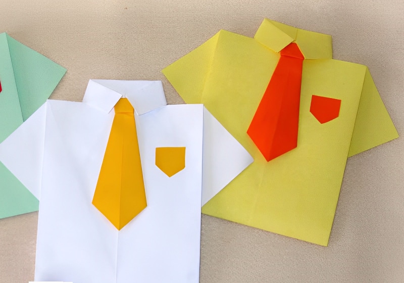 vista de cima de cartão de dia dos pais em formato de camisa com gravata