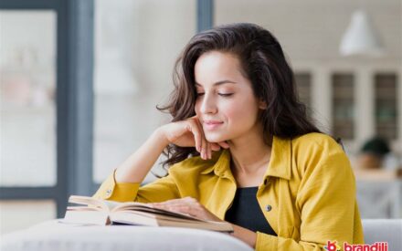 mulher sentada lendo um livro