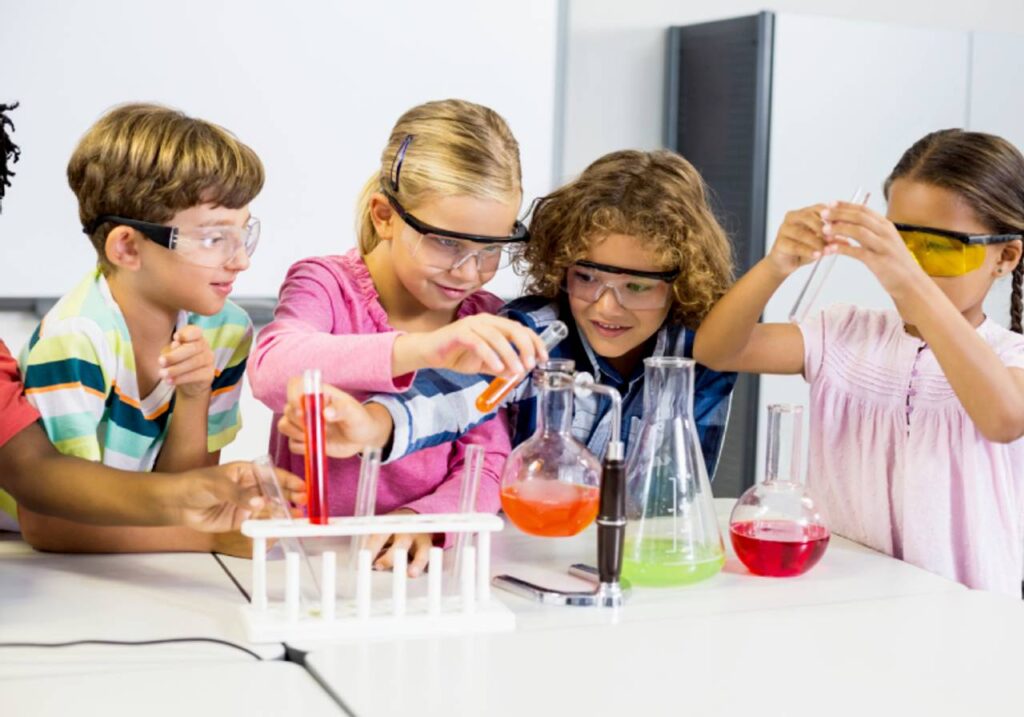 crianças fazendo experimentos no laboratorio