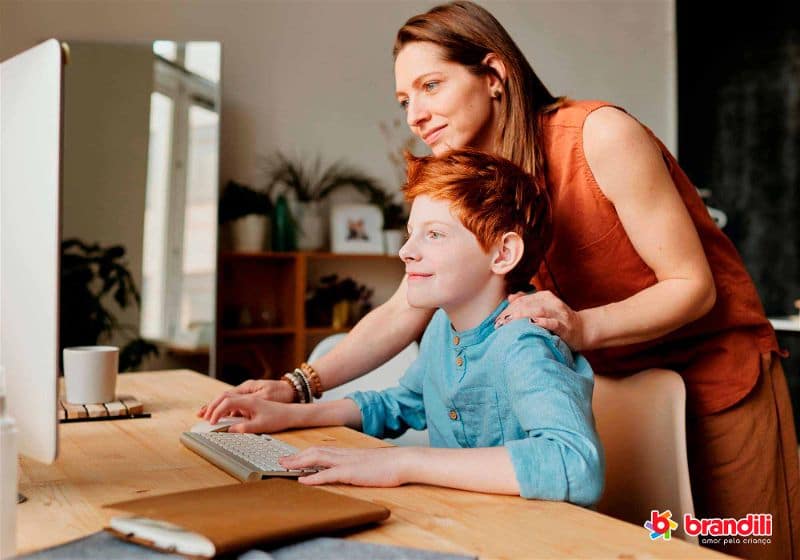Mãe e filho em frente ao computador