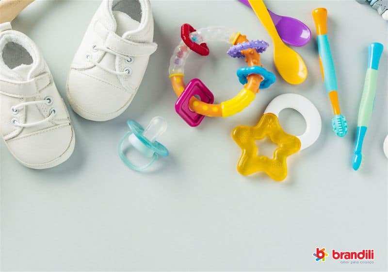 escova de dente para bebê, tênis branco para bebê, bico de bebê e brinquedos