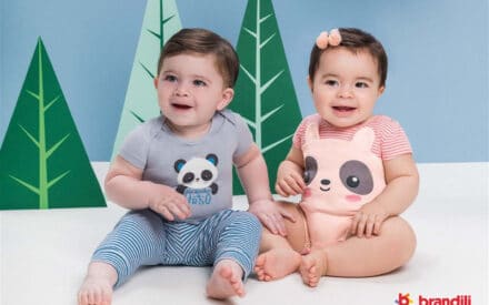 Menina e menino bebê sentados sorrindo