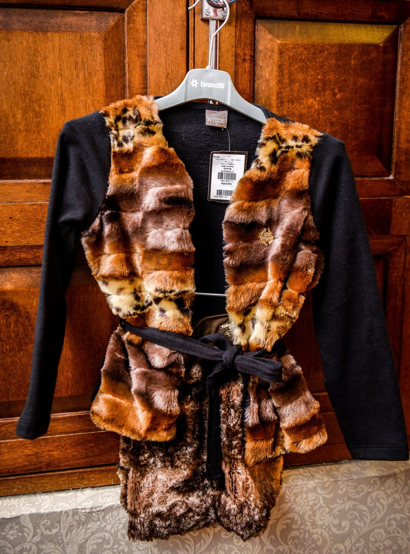 O tema folk aparece como destaque na nova coleção Brandili Mundi. Com cores que remetem ao inverno, o colete e saia de pêlo sintético garantem muito estilo ao look das meninas.