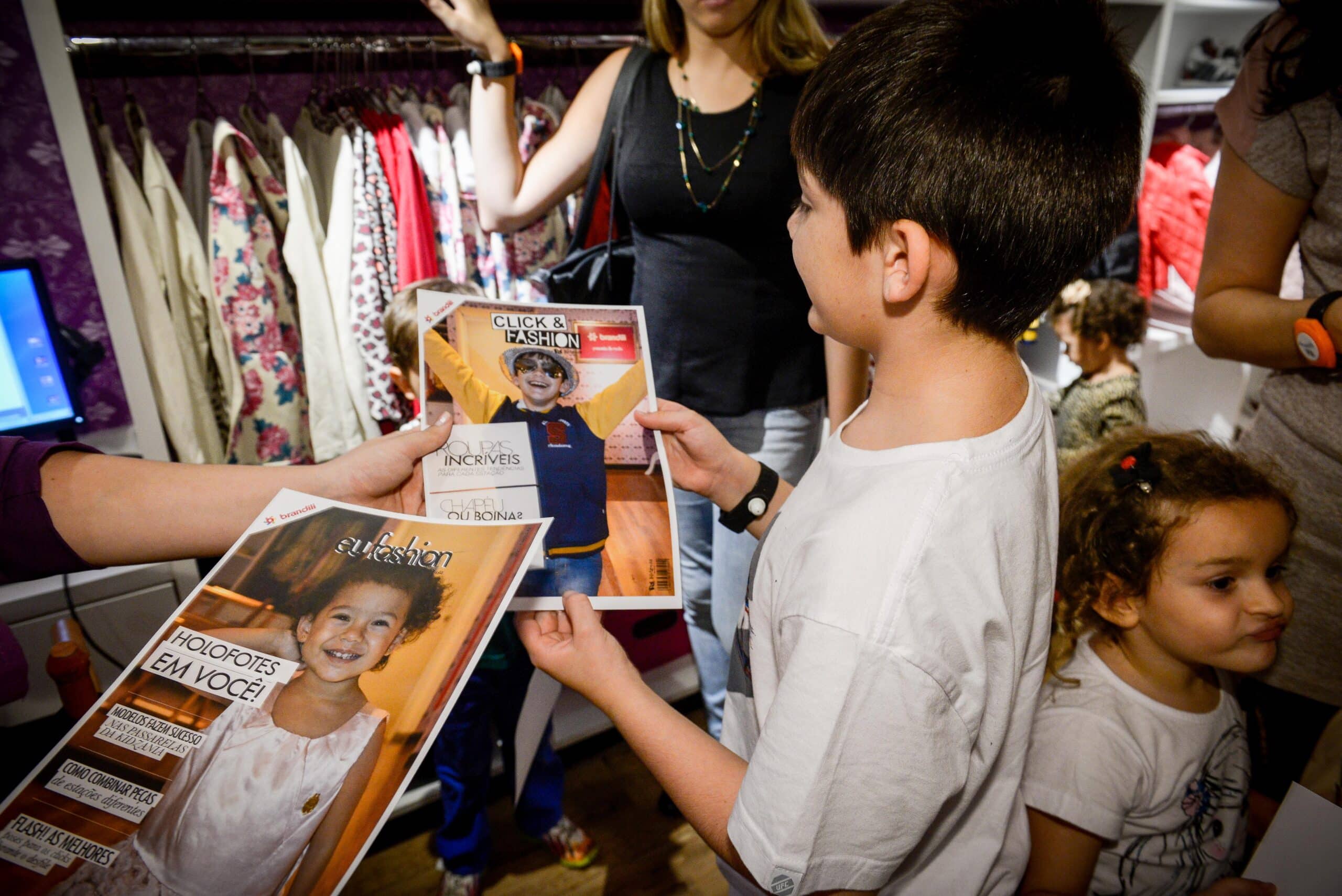 Ao final do desfile e sessão de fotos, as crianças recebem uma capa de revista com sua foto top model.