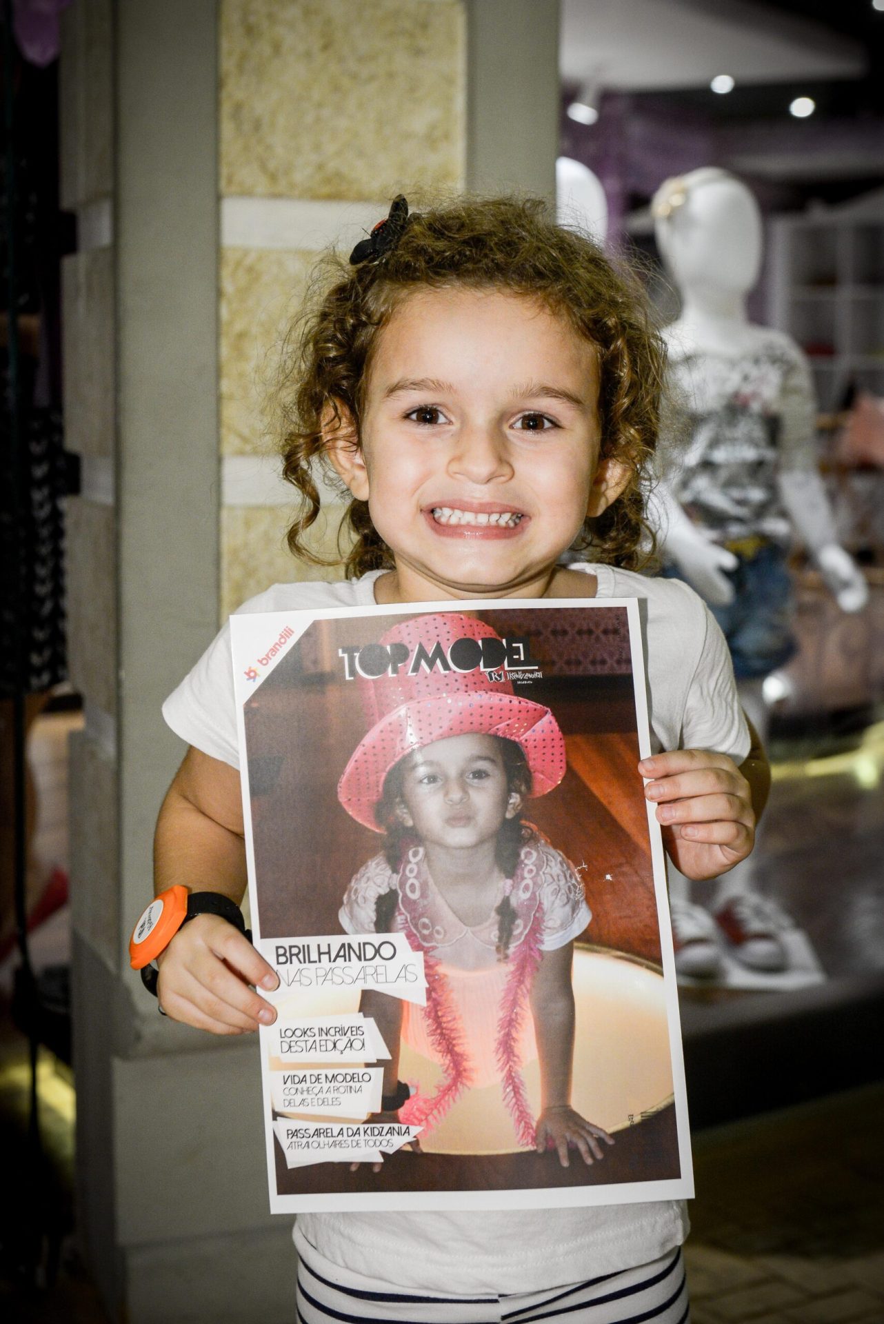 Lara com sua capa de revista exclusiva da Boutique Brandili no Kidzania.