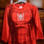 Os fãs do Homem Aranha vão curtir demais esse casaco que possui aplique bordado em relevo que imita músculos. Demais