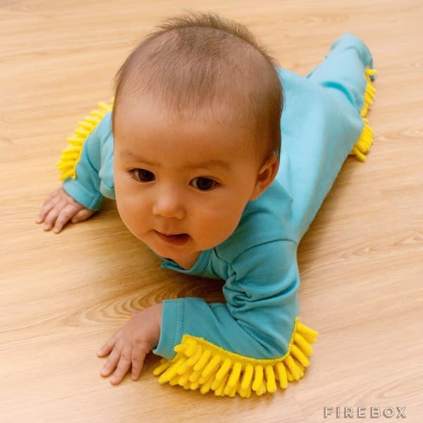 Roupa para bebê que limpa o chão