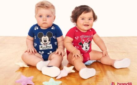 Bebês sentados com roupas da Brandili