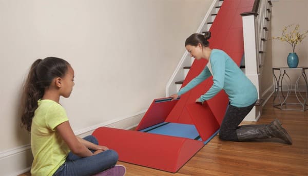 Escorregador para crianças para ser usado nas escadas