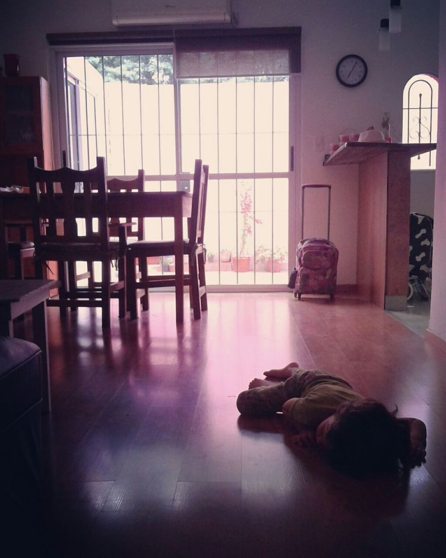 A arte de dormir no chão: mãe registra fotos muito divertidas do sono de seu filho 