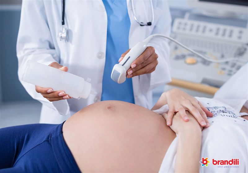 mulher grávida fazendo exames de ultrassom 