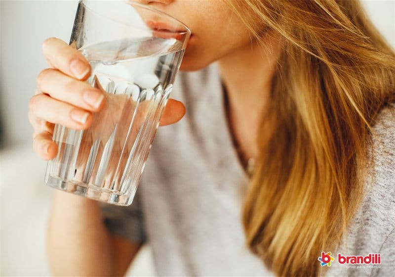 mulher tomando um copo de água 