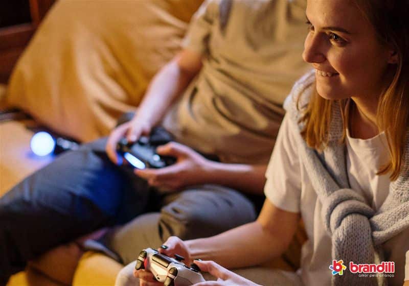 homem e mulher jogando videogame 