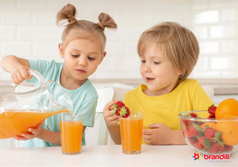 crianças bebendo suco