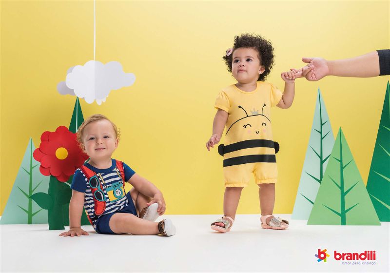 bebês fotografando usando roupas coloridas temáticas
