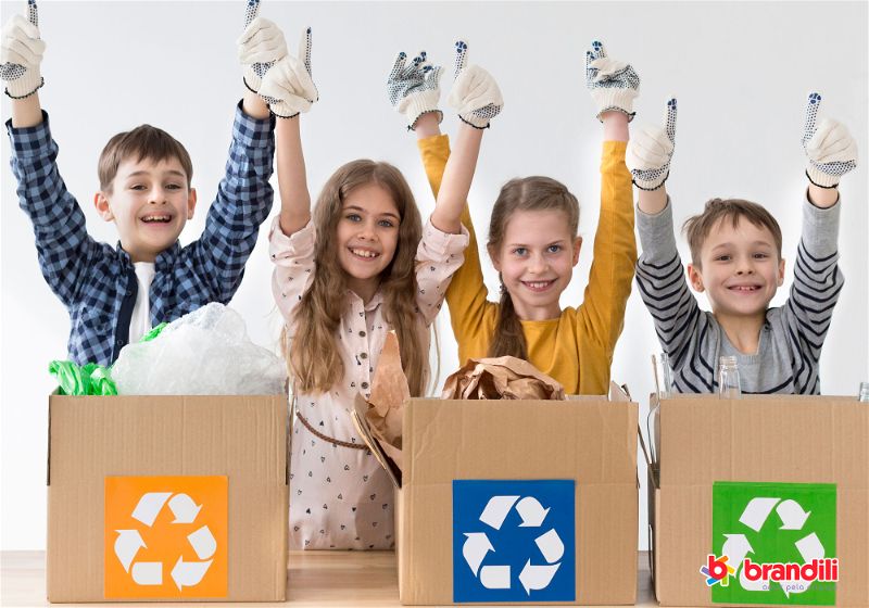 crianças e caixas de reciclagem