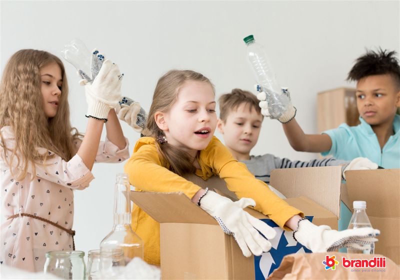 crianças reciclando