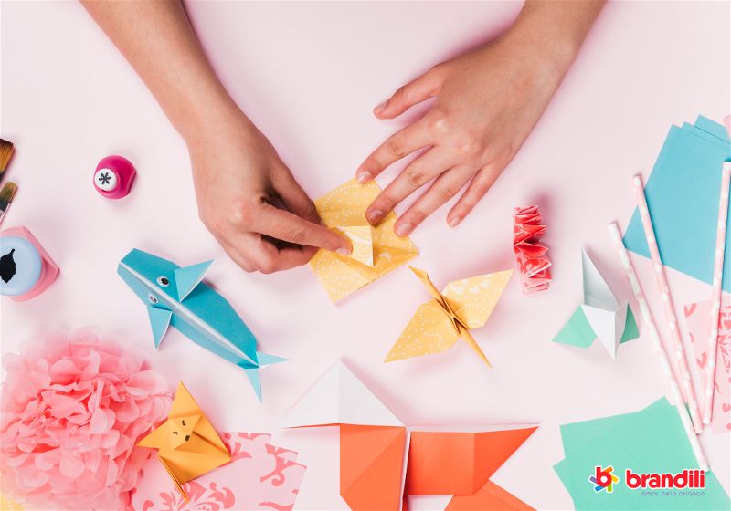 mãos fazendo origami