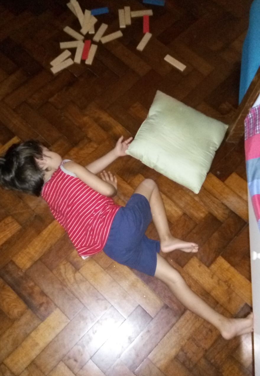 A arte de dormir no chão: mãe registra fotos muito divertidas do sono de seu filho 