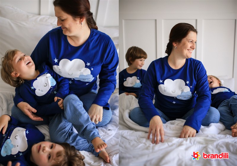 mãe e filhos com pijamas iguais