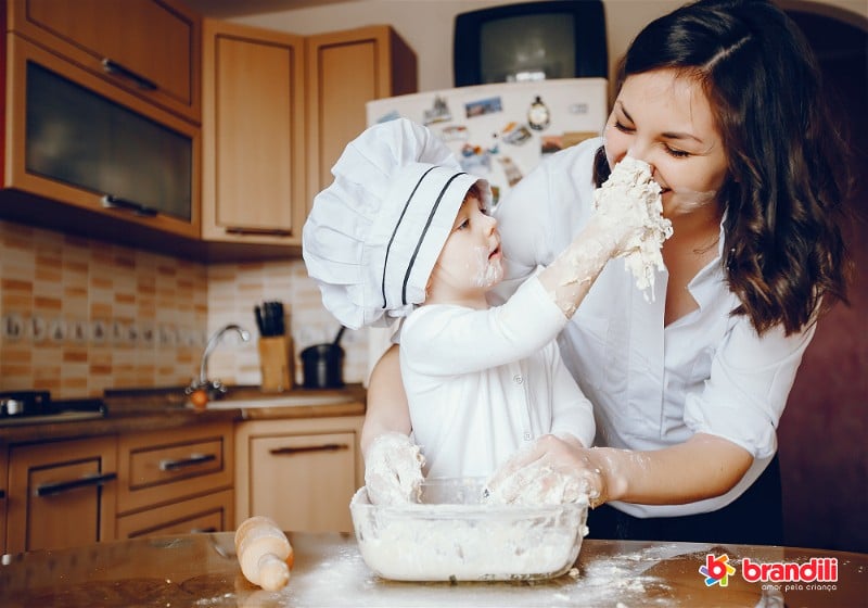 mãe cozinhando com filho