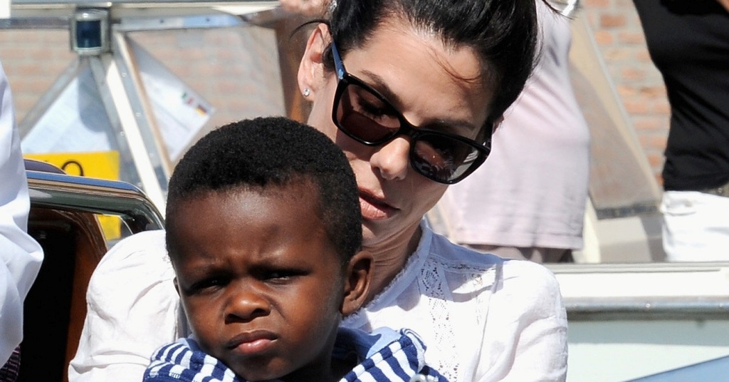 Sandra Bullock pede que não se use mais o termo “filhos adotivos”
