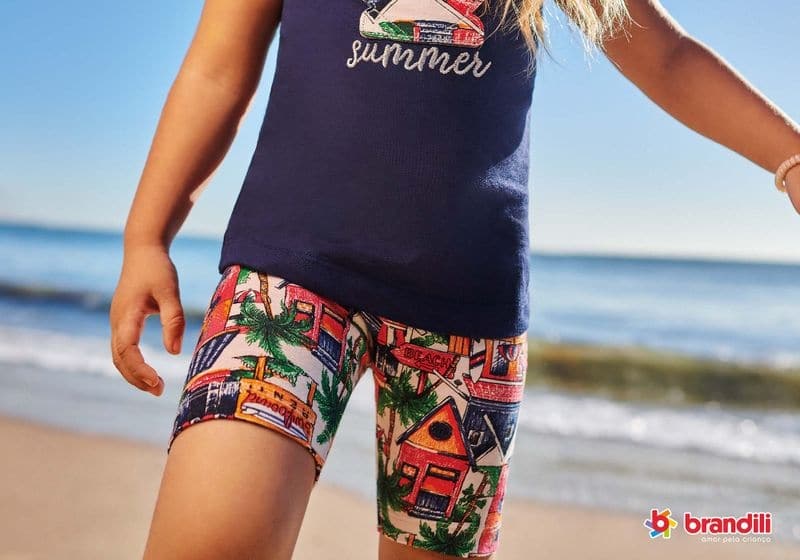Menina veste Biker Shorts e camiseta na praia