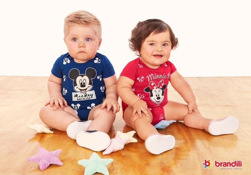Bebês sentados com roupas da Brandili