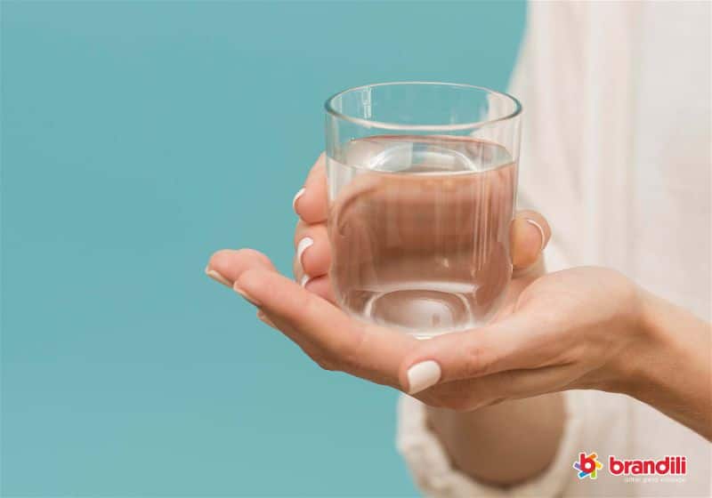 copo de água na mão