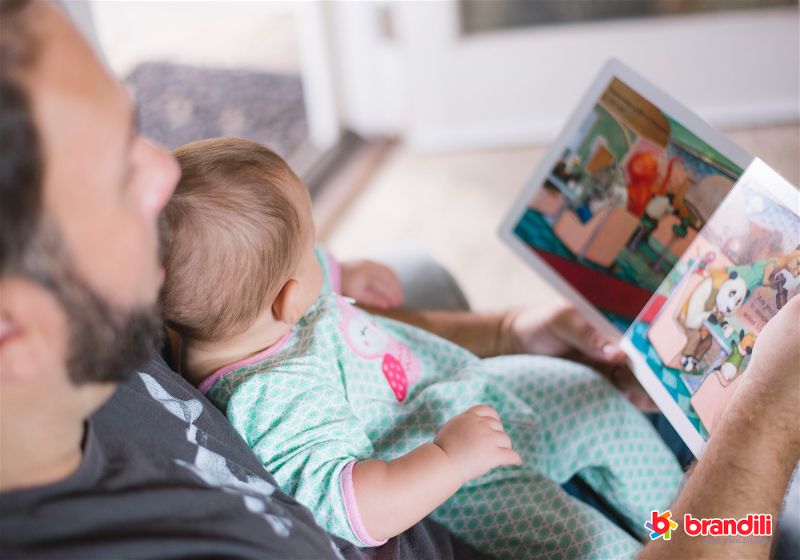 pai lendo ao filho bebê